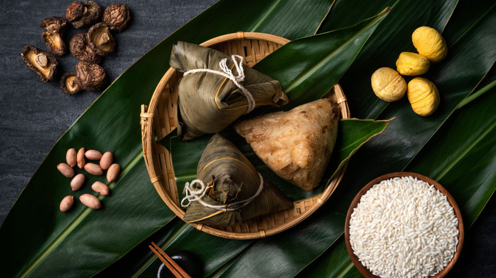 Zongzi in Holz-Schale auf Blättern stehend