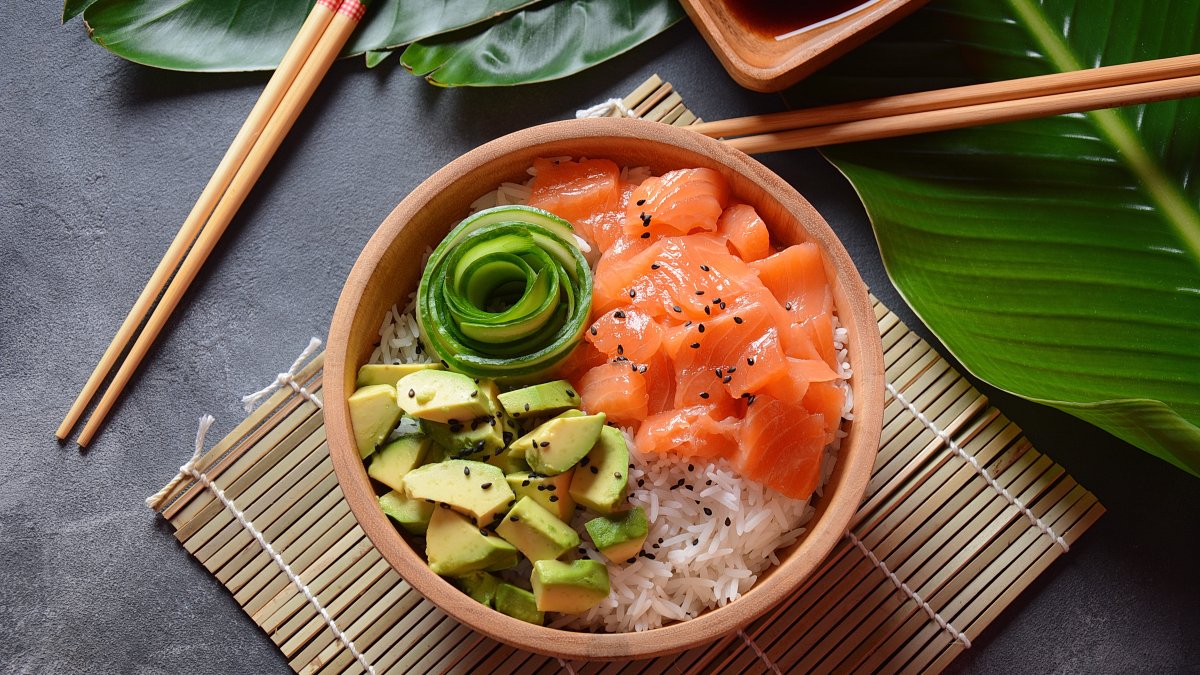 Lachs Poke Bowl mit Reis und Avocado von oben