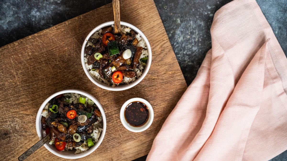 Fujian Fried Reis in Schüsseln auf Holzbrett von oben fotografiert