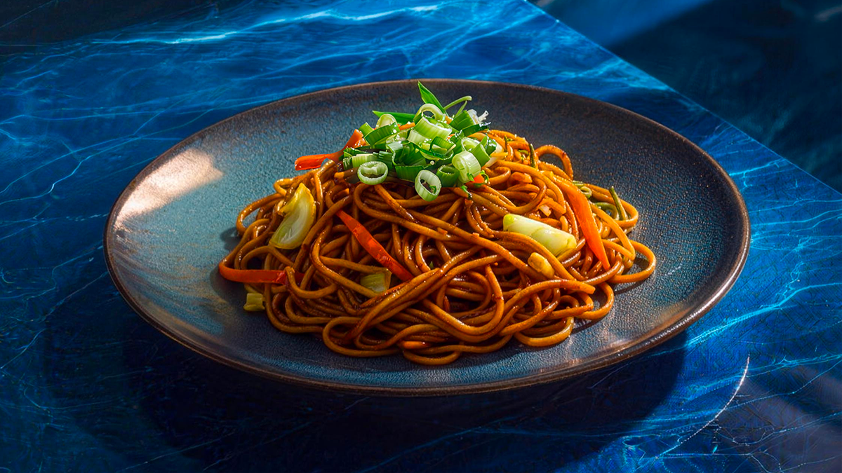 Klassische Sojasauce-Wok-Nudeln
