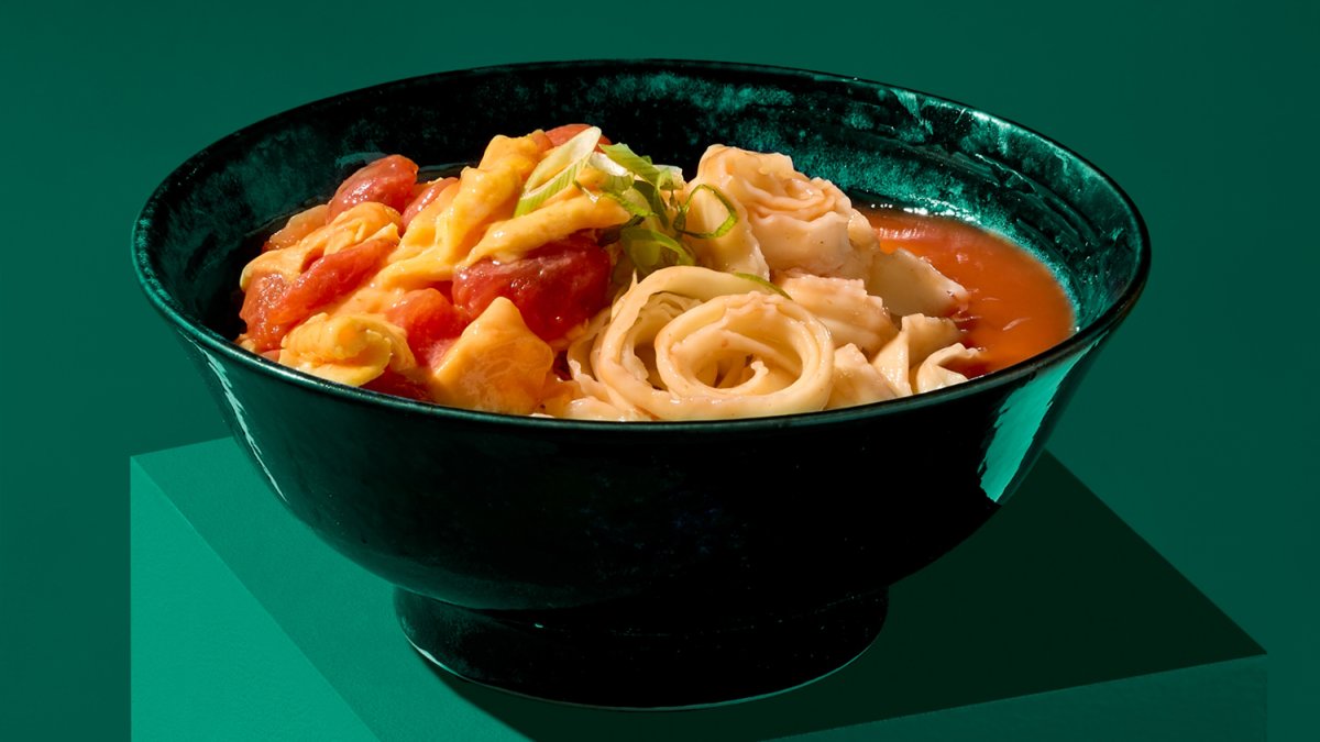 Noodles „Knife-Cut“ Art mit Tomaten-Ei-Brühe