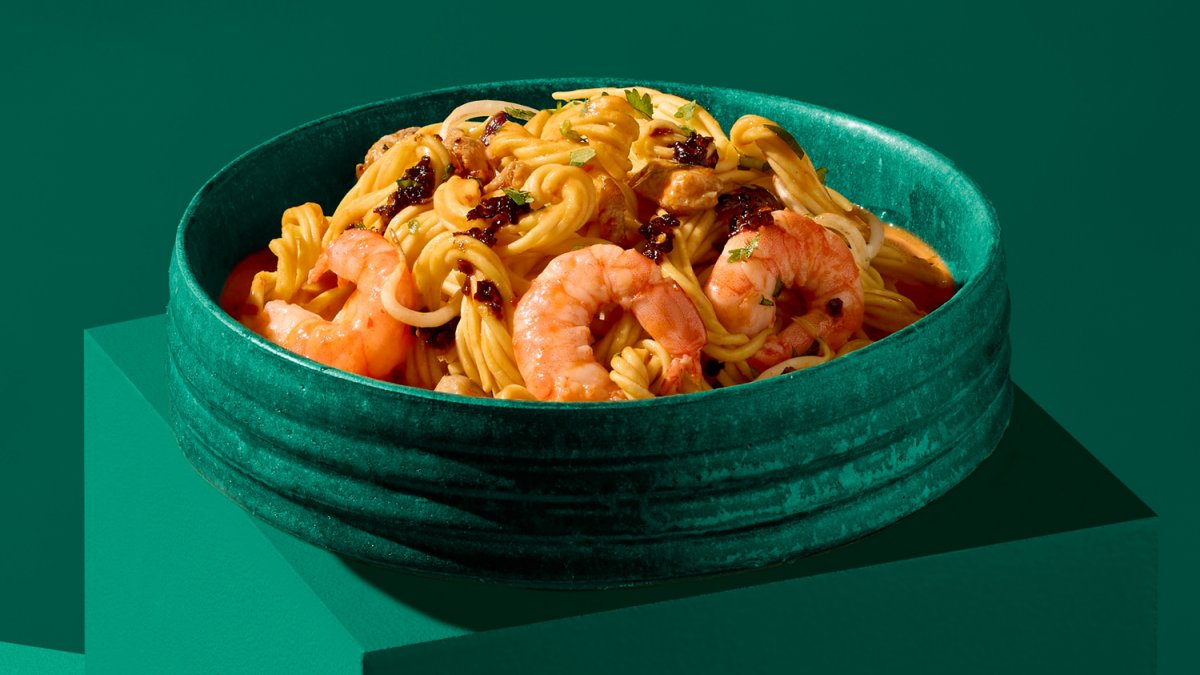 Noodles, mit Ei mit Hähnchen und Garnelen in nussiger Kokossauce