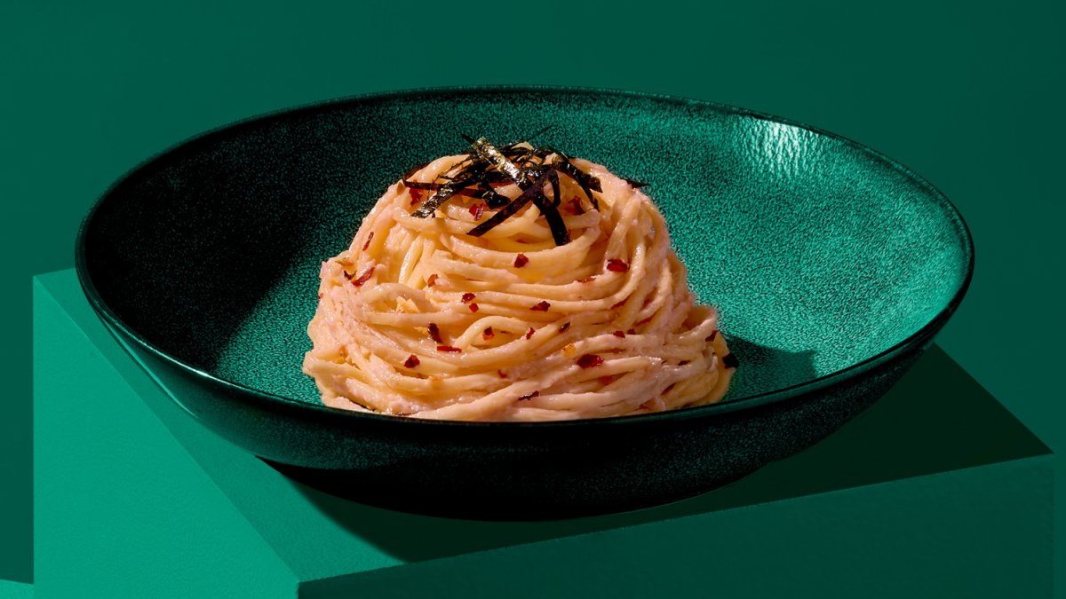 Noodles, mit Ei mit Taramasalata-Sauce