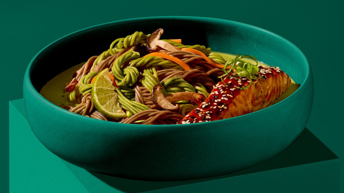 Teriyaki-Lachs in einem Bett aus Noodles, 4 Sorten mit Matcha-Brühe