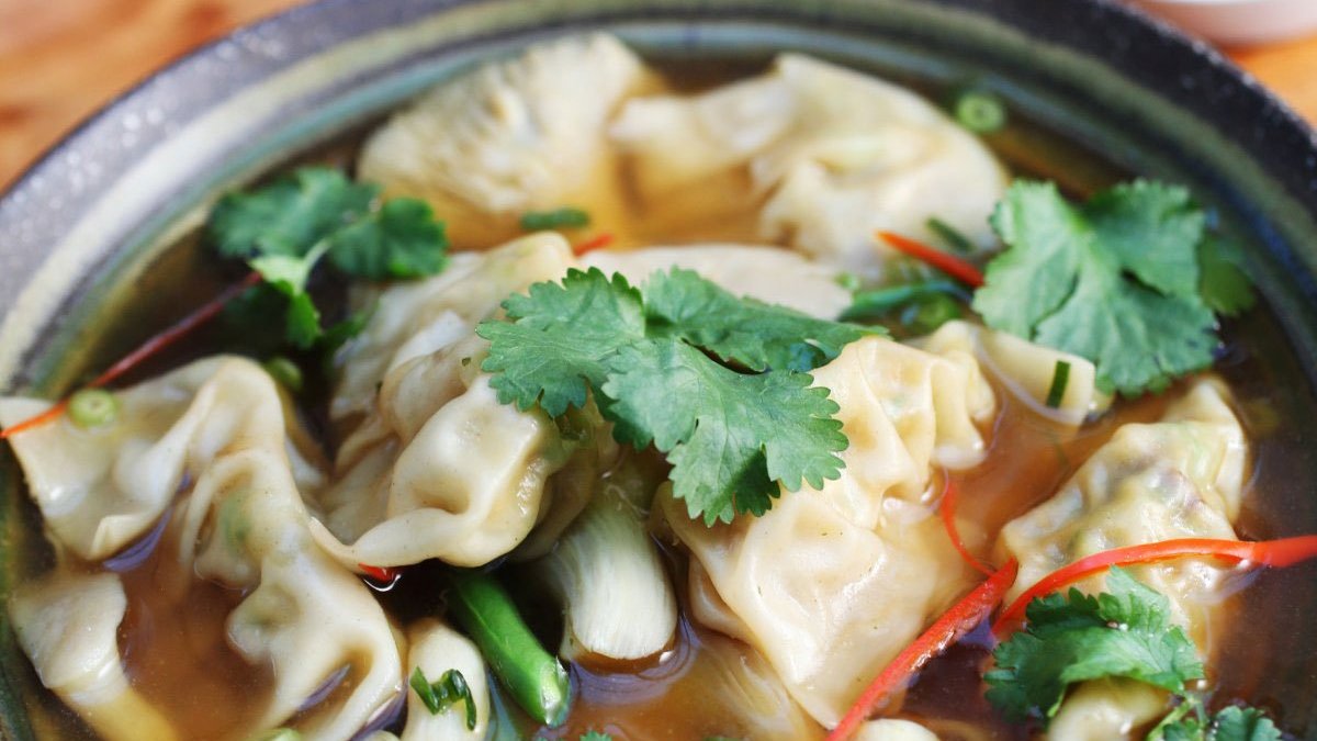 Vegane Dumpling-Suppe mit Räuchertofu