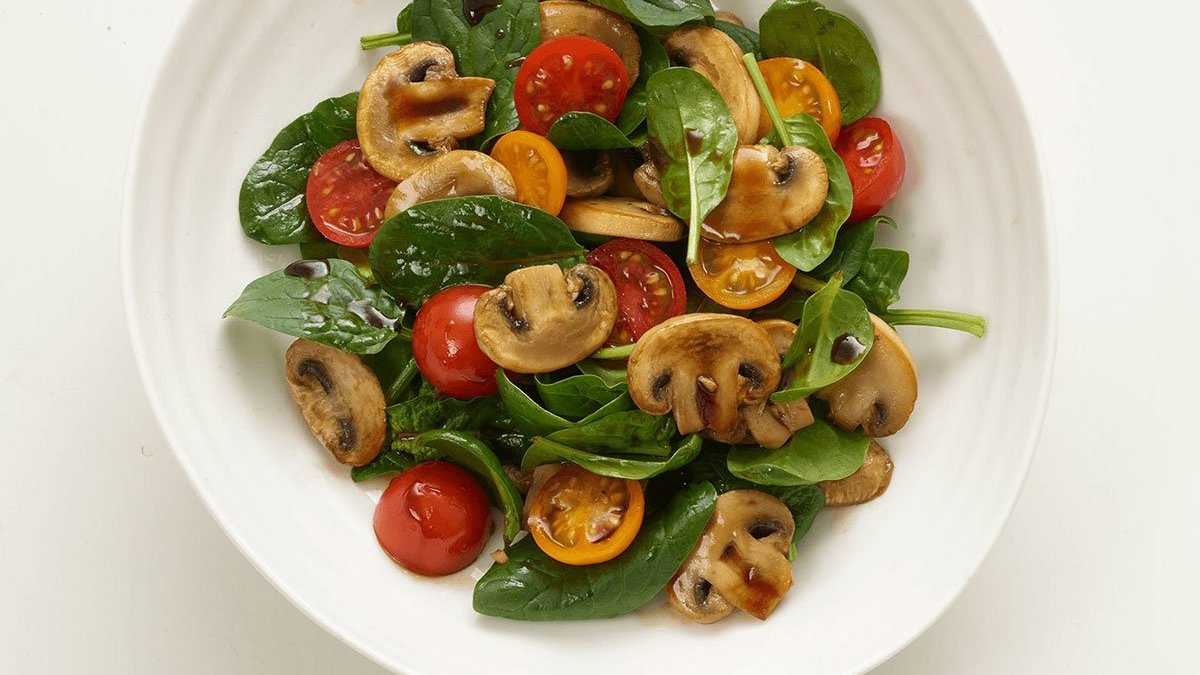 Warmer Salat mit Champignons und Kirschtomaten